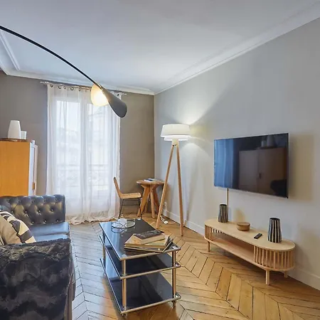 2 Bedrooms Center Of