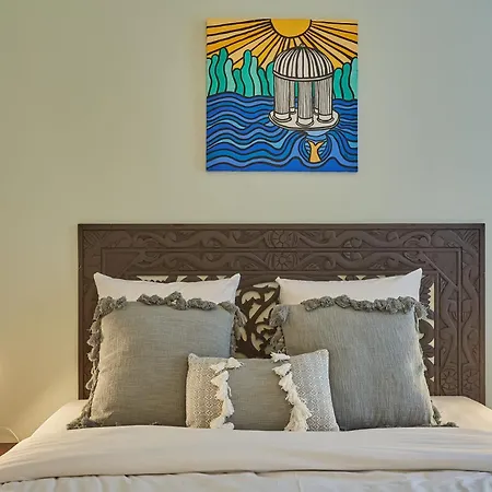 2 Bedrooms Center Of *