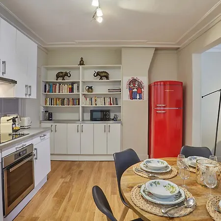 2 Bedrooms Center Of Paris