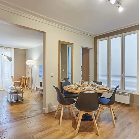 2 Bedrooms Center Of