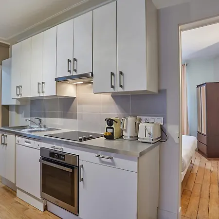 2 Bedrooms Center Of
