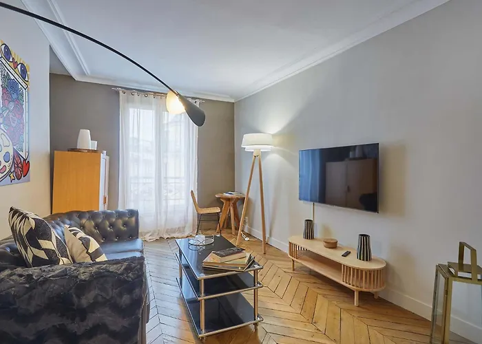 2 Bedrooms Center Of