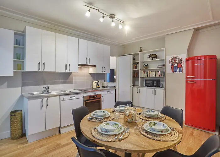 2 Bedrooms Center Of Apartment *