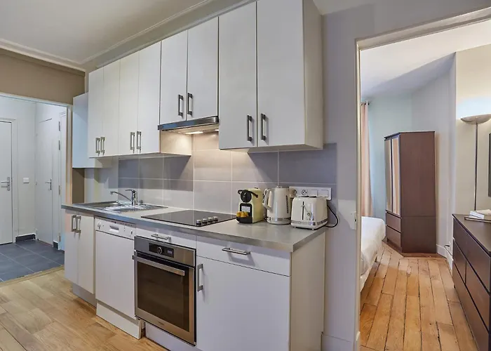 2 Bedrooms Center Of